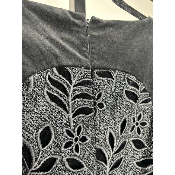 Ivanka Trump Dress- size 2- velvet and eyelet fabric, lined, sleeveless‎ - Picture 3 of 5